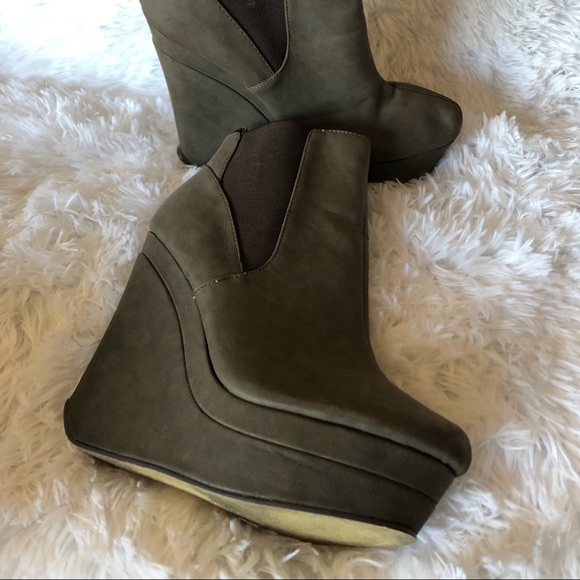 Size 9, dark tope - Picture 2 of 2